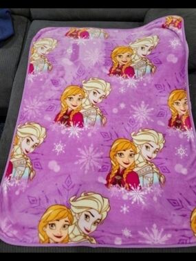 Disney Frozen Anna & Elsa Plush Throw Blanket - Purple